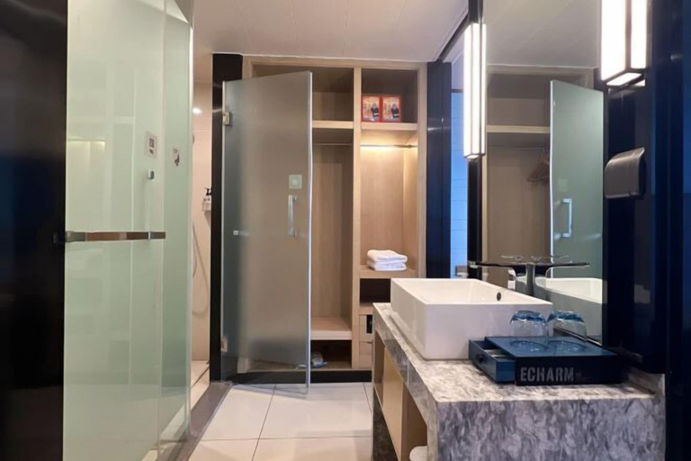 Bathroom 3, Jinhua Tian Hotel, Xiaogan