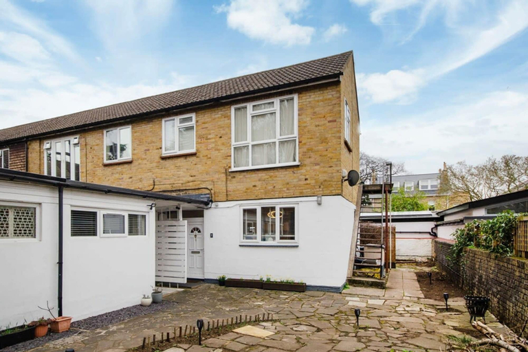 Room 4, Charming Ground Floor Flat in Twickenham, London