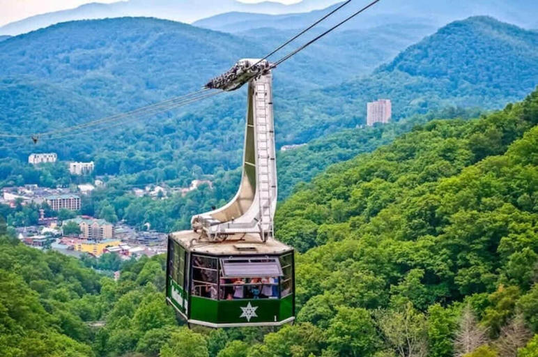 Room 5, Misty Mountain Condo by Beyond Expectations With Hot Tub, Sevier