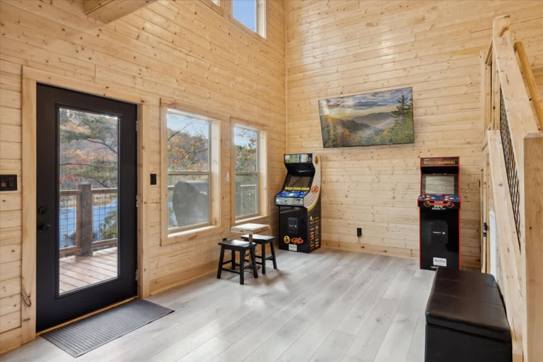 Room 4, Black Bear Cabin by Beyond Expectations With Hot Tub, Sevier