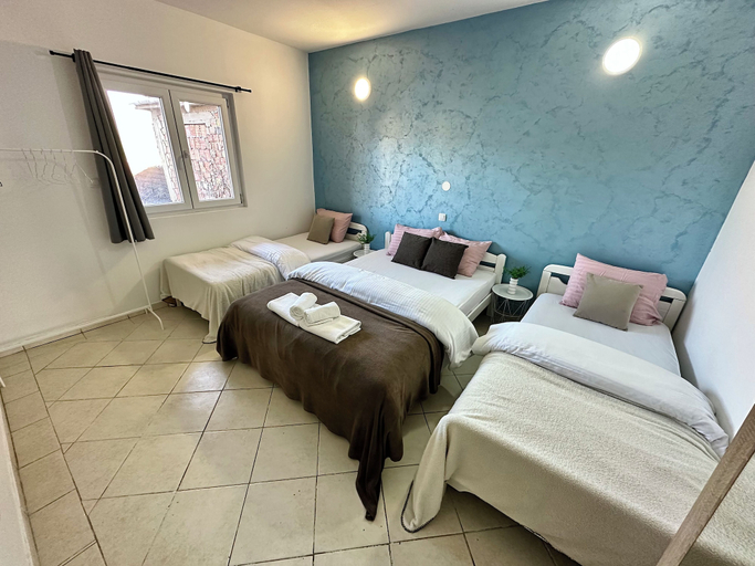 Room 2, Zaliv Apartments
