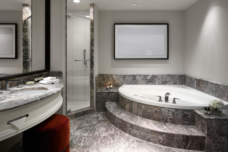 Bathroom 4, Vogue Hotel Montreal Downtown, Curio Collection by Hilton, Montréal