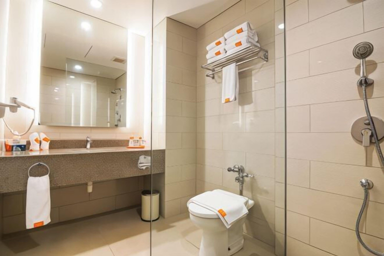 Bathroom 5, HARRIS Resort Batam Waterfront, Batam