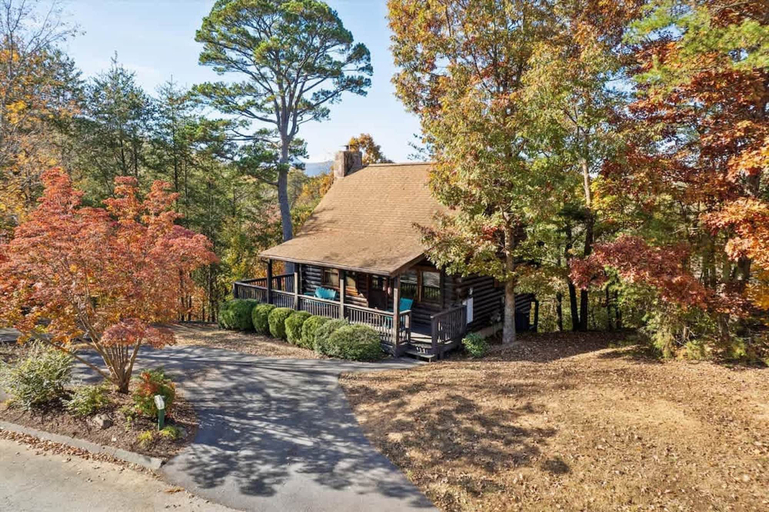 Room 4, Firefly Holler Cabin by Beyond Expectations With Hot Tub, Sevier