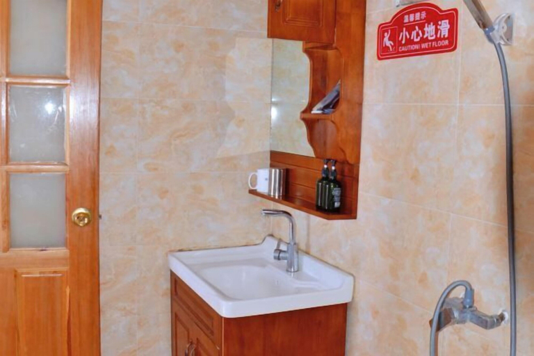 Bathroom 3, Tiger Leaping Gorge Tea-Horse Guesthouse, Dêqên Tibetan