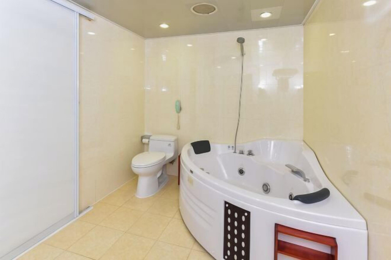 Bathroom 4, Yan'an Grand Hotel, Liuzhou