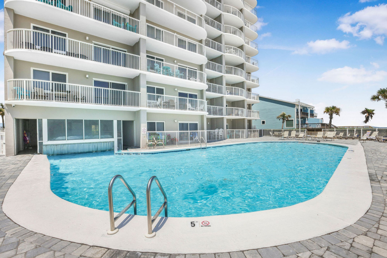 Room 2, Tradewinds 602- Beachfront Heated Indoor Pool Sleeps 6, Baldwin