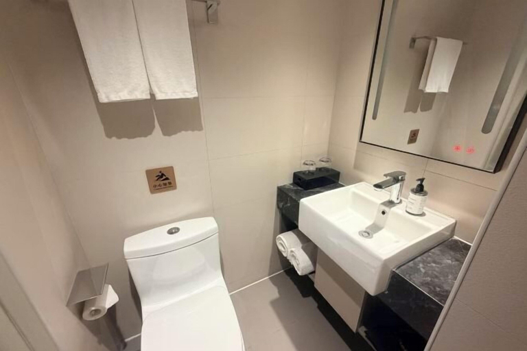 Bathroom 4, Homeinn Selected Hotel (Beijing Beixinqiao Nanluoguxiang), Beijing