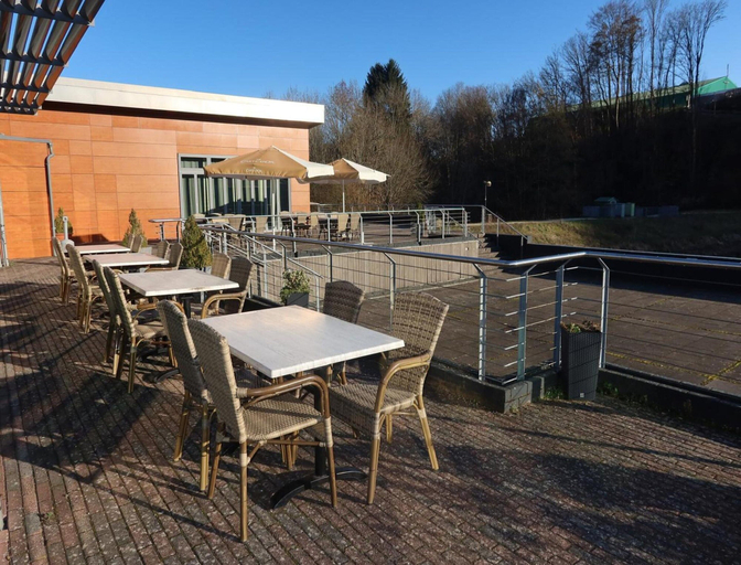 Outdoor dining, Cosy Apartment in Hambachtal Holiday Park, Birkenfeld