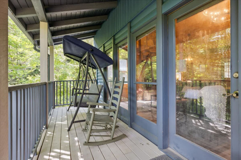 Room 4, Cozy Timbers Cabin by Beyond Expectations With Hot Tub, Sevier