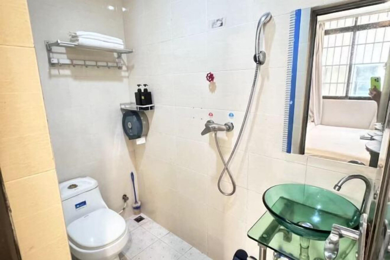 Bathroom 2, Dongshan Hostel, Guangzhou