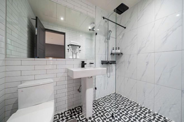 Bathroom 5, Healasis