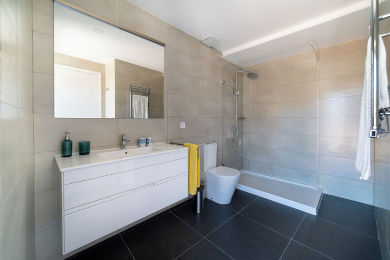 Bathroom 4, Conde Barão, Lisbon