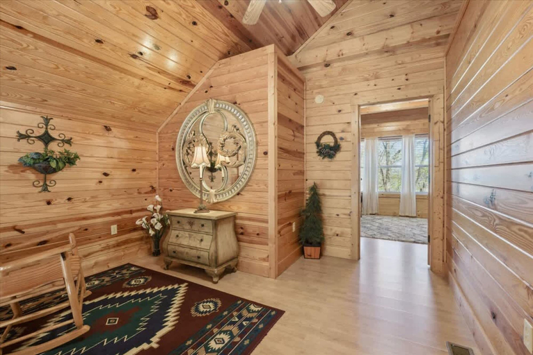Room 3, KunTree Cabin by Beyond Expectations w Hot Tub, Sevier