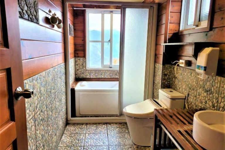 Room 5, Shiwai Taoyuan B&B, Nantou