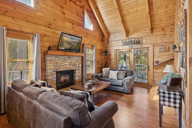 Room 2, Firefly Holler Cabin by Beyond Expectations With Hot Tub, Sevier