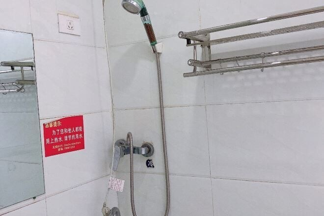 Bathroom 3, Qixingshu Deshun Inn, Shiyan