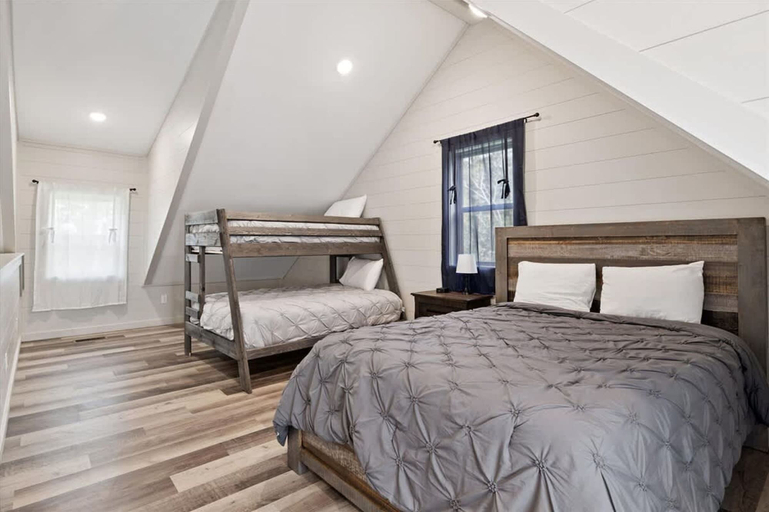Room 4, Smoky Shores Lakeview Cabin by Beyond Expectations, Jefferson