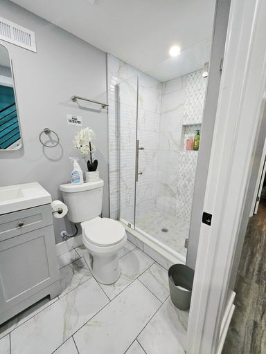 Bathroom 3, Casa De Miliki, Philadelphia