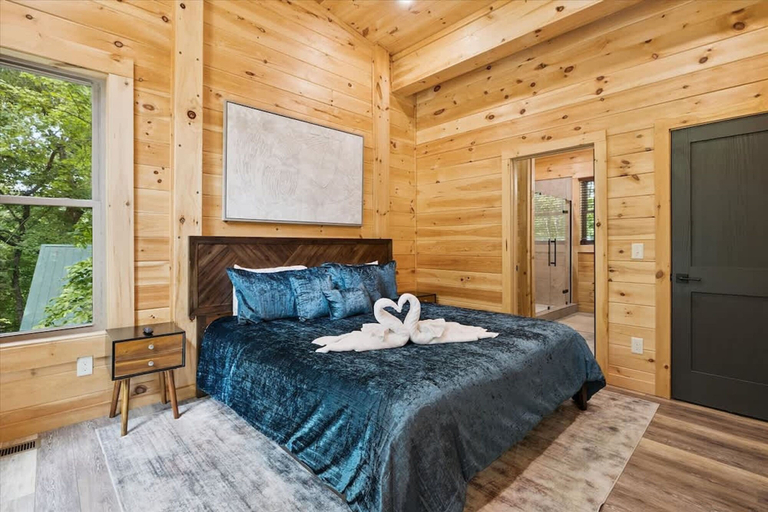 Room 4, Bearodise by Beyond Expectations With Hot Tub, Sevier