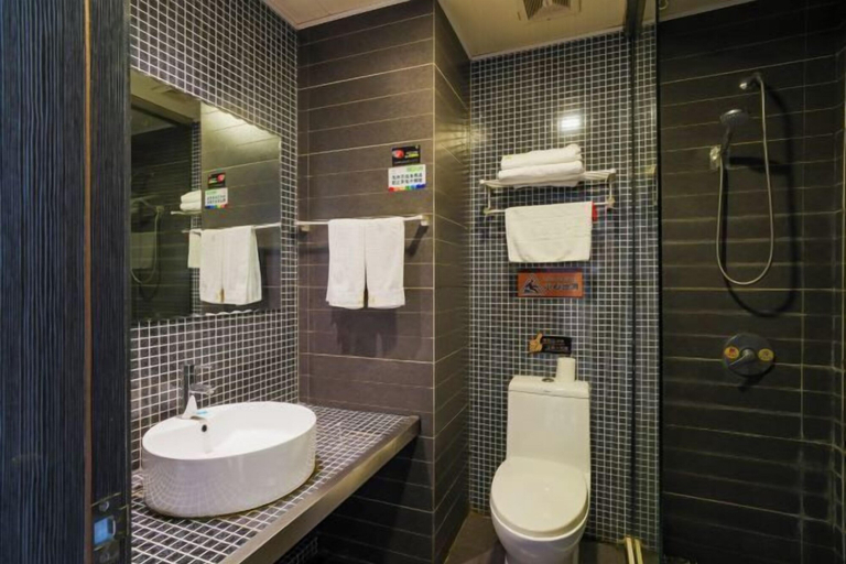 Bathroom 3, Qingya Hotel (Jiaxing Wangdian), Jiaxing