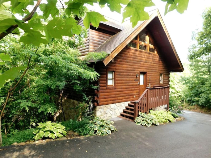 Room 4, Snuggle Bug by Beyond Expectations With Hot Tub, Sevier