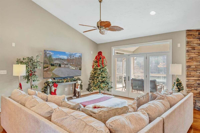 Living area 5, Great Escape on Smith Mountain Lake - Lakefront, Private Dock, & Hot Tub, Franklin