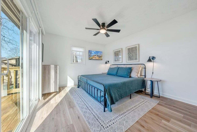 Room 2, Lake Breeze - Private Dock and Hot tub, Bedford