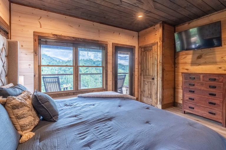 Room 3, New Lux 4 King Suites Gamerm Hot Tub Views, Sevier