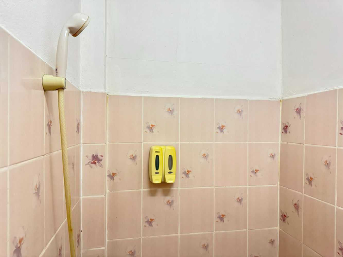 Bathroom 2, Collection O Khu Mueang near Tha Phae Gate formerly Lai Thai Guesthouse, Muang Chiang Mai