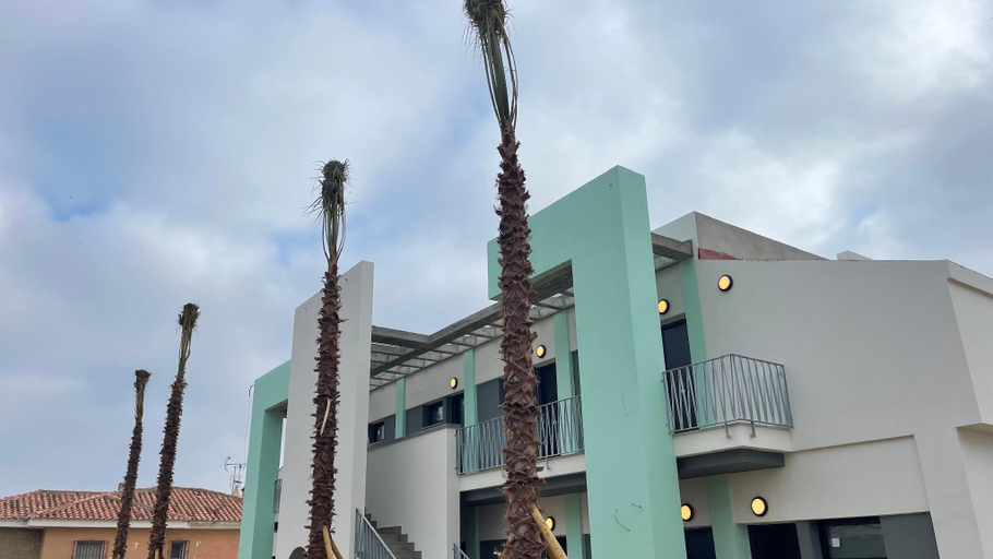 Exterior & Views