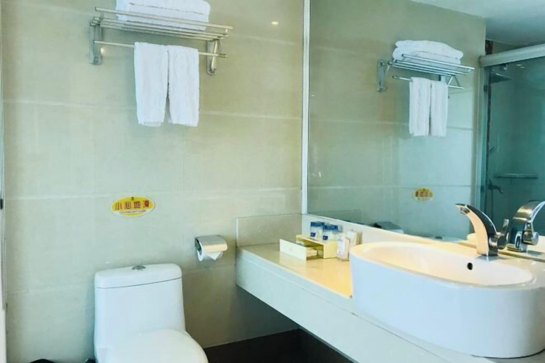 Bathroom 4, Junfu Hotel (Guangzhou Panyu Square Metro Station), Guangzhou