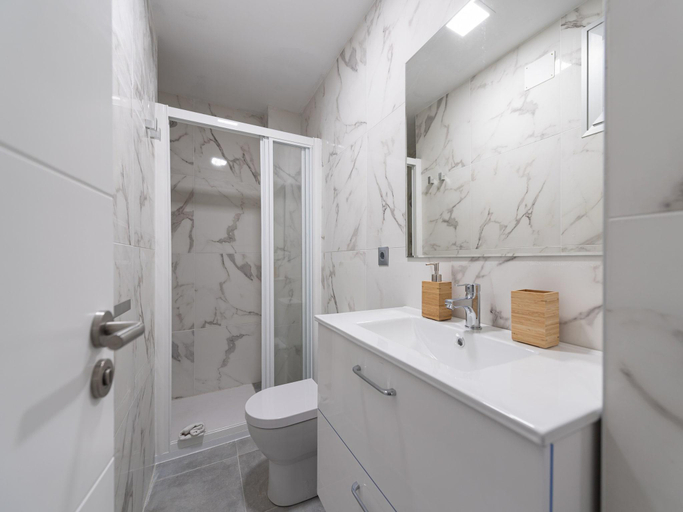 Bathroom 3, Apartment by Playa de Las Canteras Beach, Las Palmas