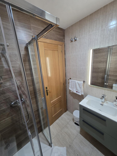 Bathroom 5, Hostal De la Rosa by Parque Warner Madrid, Madrid