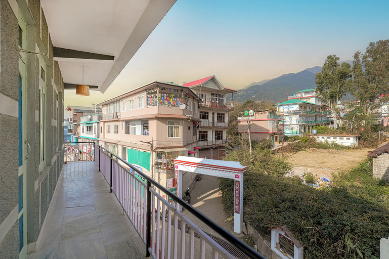Property grounds, Bir Downtown 2BHK - Landing Site 5 Mins, Kangra
