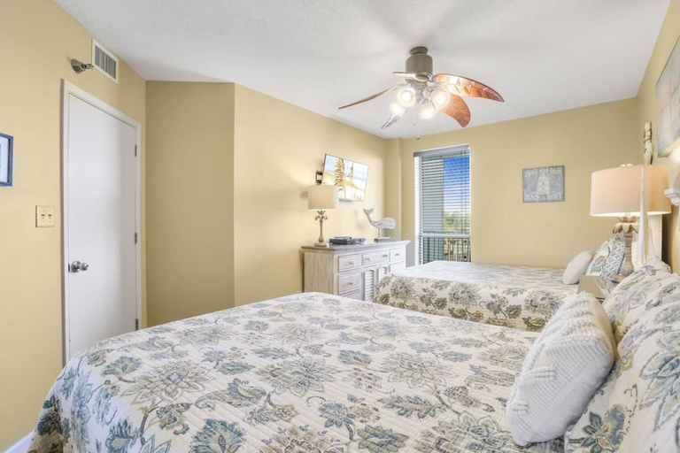 Room 4, Windward Pointe 305 3rd Floor Beachfront Pool, Baldwin
