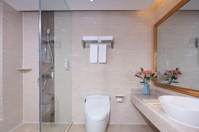 Bathroom 4, Vienna Hotel (Xinyi Jiaoyucheng River View), Maoming