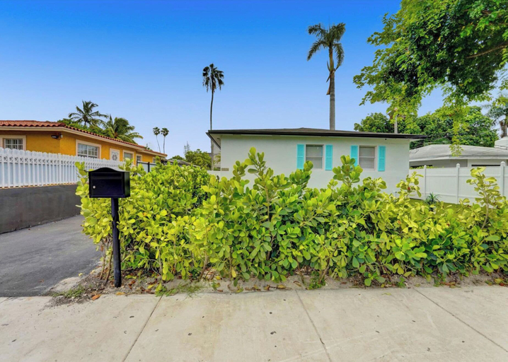 Property grounds 2, The Island Shoes, Miami-Dade