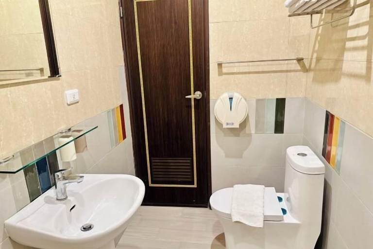 Bathroom 4, Sun Shine Bed and Breakfast, Pingtung