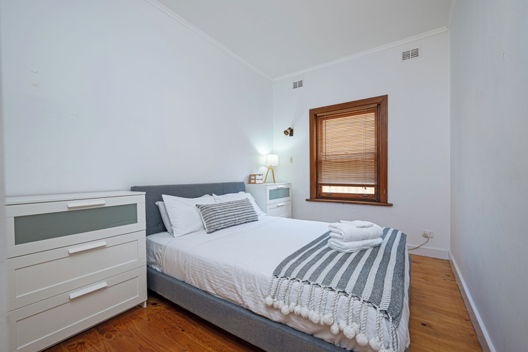 Room 3, The Largs Lookout - Modern Apartment, Adelaide
