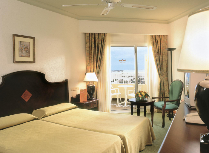 Bedroom 2, Hotel Riu Oliva Beach Resort - All Inclusive, Las Palmas