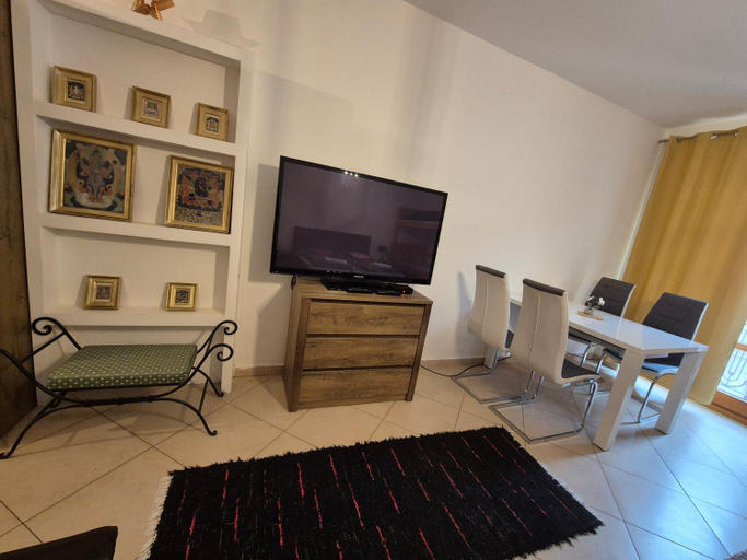 Others 3, Monelly Apartman, Komárno