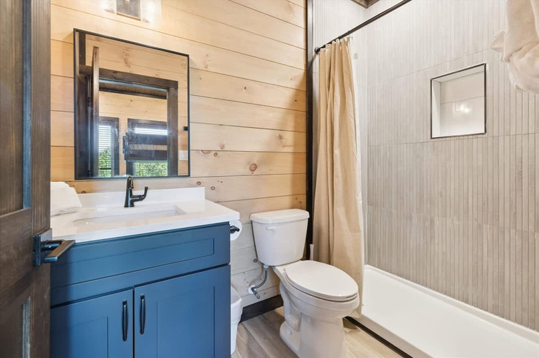 Room 4, Peak Overlook by Beyond Expectations Mountain Retreat With Hot Tub, Sevier