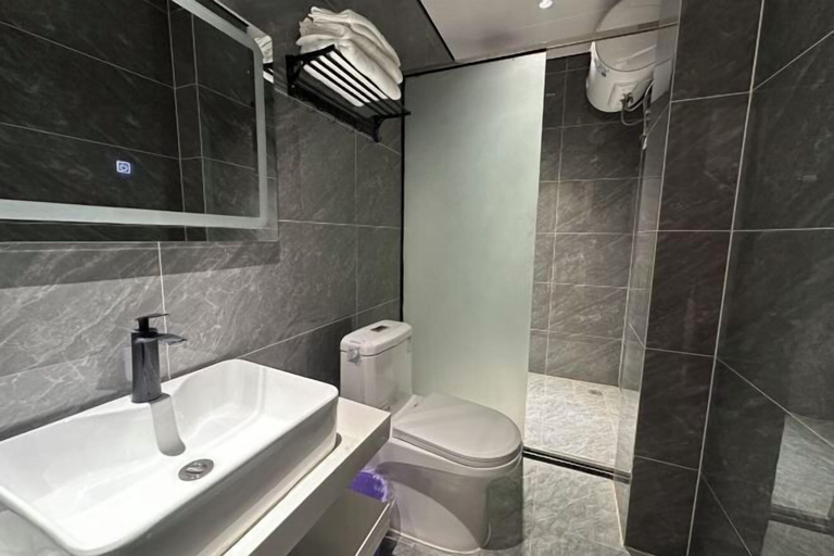 Bathroom 2, Daxin Mingshi Daoxiang Inn, Chongzuo