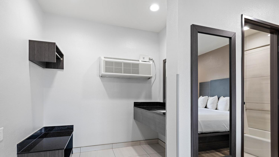 Bedroom, Motel 6 Oceanside, CA – Marina / Camp Pendleton, San Diego