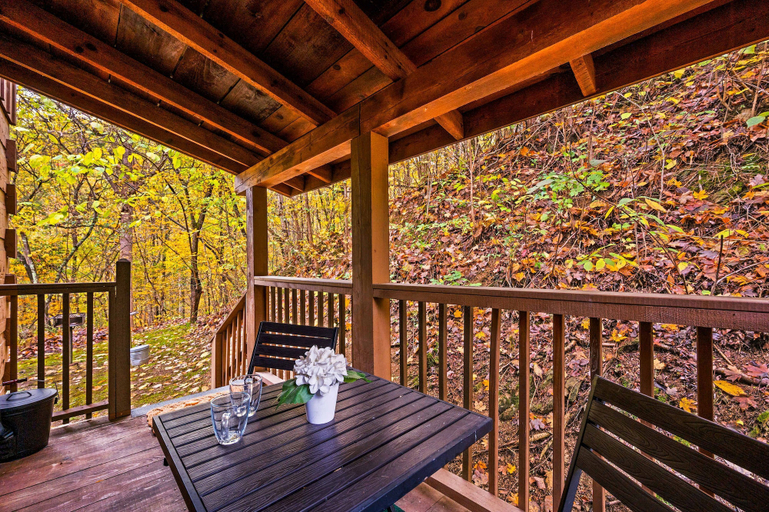 Room 4, Hot Tub View Pool Table Fireplace Honeymoon, Sevier