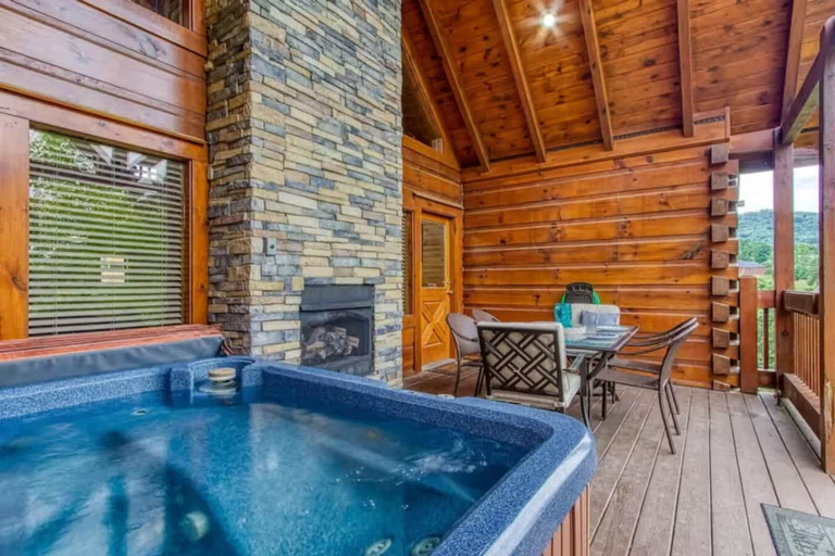 Room 4, Pinewood Lodge by Beyond Expectations With Firepit, Sevier