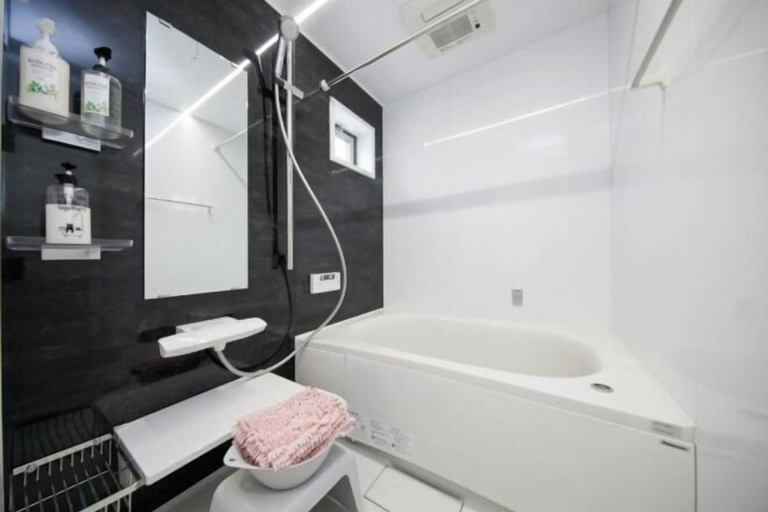 Bathroom, Higashi Rokugou Black by Tranova, Ōta