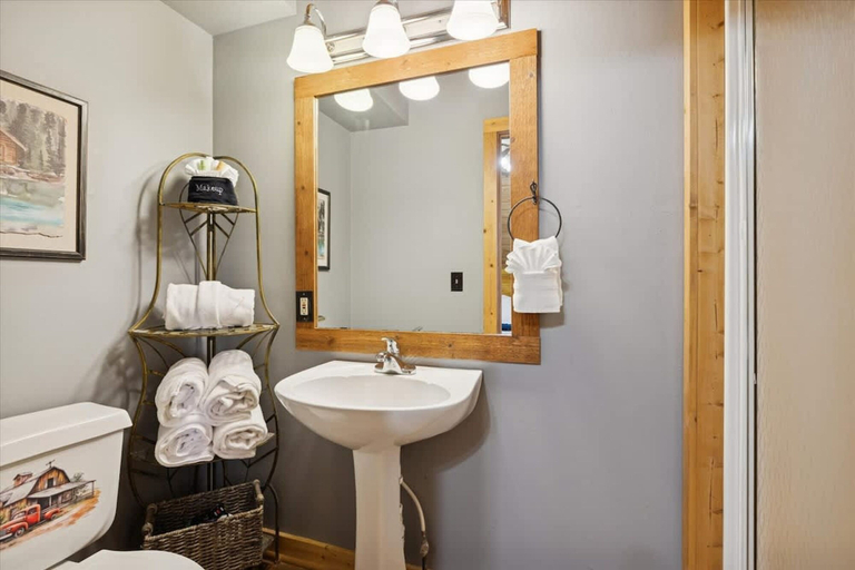 Room 3, Firefly Holler Cabin by Beyond Expectations With Hot Tub, Sevier