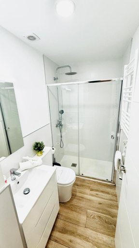 Bathroom 4, Universidad by Oshun Apartments, Madrid